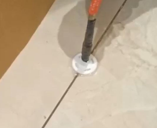 关岭瓷砖空鼓维修公司专业解答瓷砖在铺贴过程中，如果没有涂抹均匀到位的粘结材料（如水泥砂浆或瓷砖胶），可能会导致以下问题